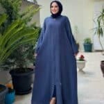 Schlichte Jeansblaue Abaya mit Faltenärmeln und Kapuze – Bild 2