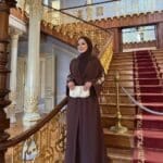 Elegante braune Abaya mit goldener Stickerei – weite Ärmel & Taillengürtel | Festliches Design – Bild 3