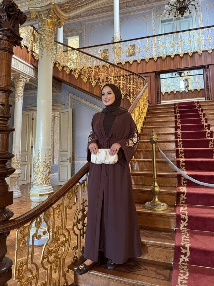 Elegante braune Abaya mit goldener Stickerei – weite Ärmel & Taillengürtel | Festliches Design – Bild 3
