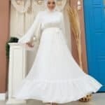 Elegantes weißes Plisseekleid mit Gürtel – Festlich & Modern – Bild 4