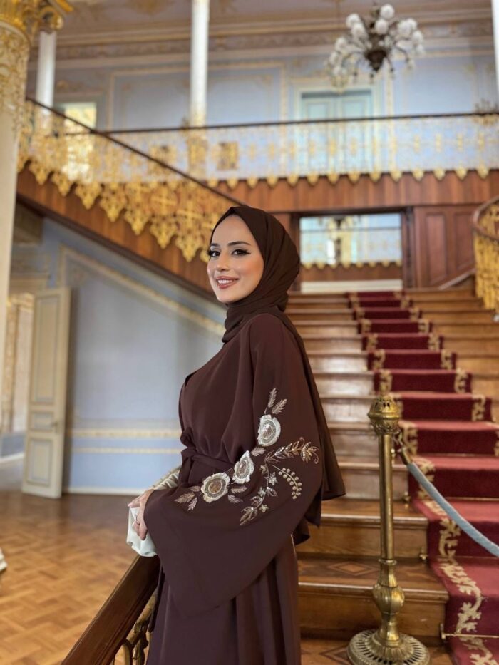 Elegante braune Abaya mit goldener Stickerei – weite Ärmel & Taillengürtel | Festliches Design – Bild 5