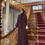 Elegante braune Abaya mit goldener Stickerei – weite Ärmel & Taillengürtel | Festliches Design – Bild 4