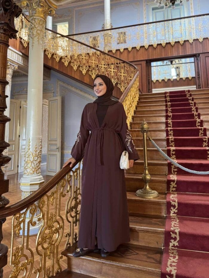 Elegante braune Abaya mit goldener Stickerei – weite Ärmel & Taillengürtel | Festliches Design – Bild 4