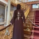 Elegante braune Abaya mit goldener Stickerei – weite Ärmel & Taillengürtel | Festliches Design – Bild 6