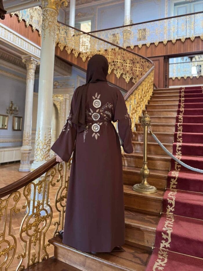 Elegante braune Abaya mit goldener Stickerei – weite Ärmel & Taillengürtel | Festliches Design – Bild 6