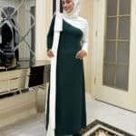 Elegantes Maxikleid mit schrägem Schal & Glitzerkante – in Grün & Dunkelblau – Bild 4