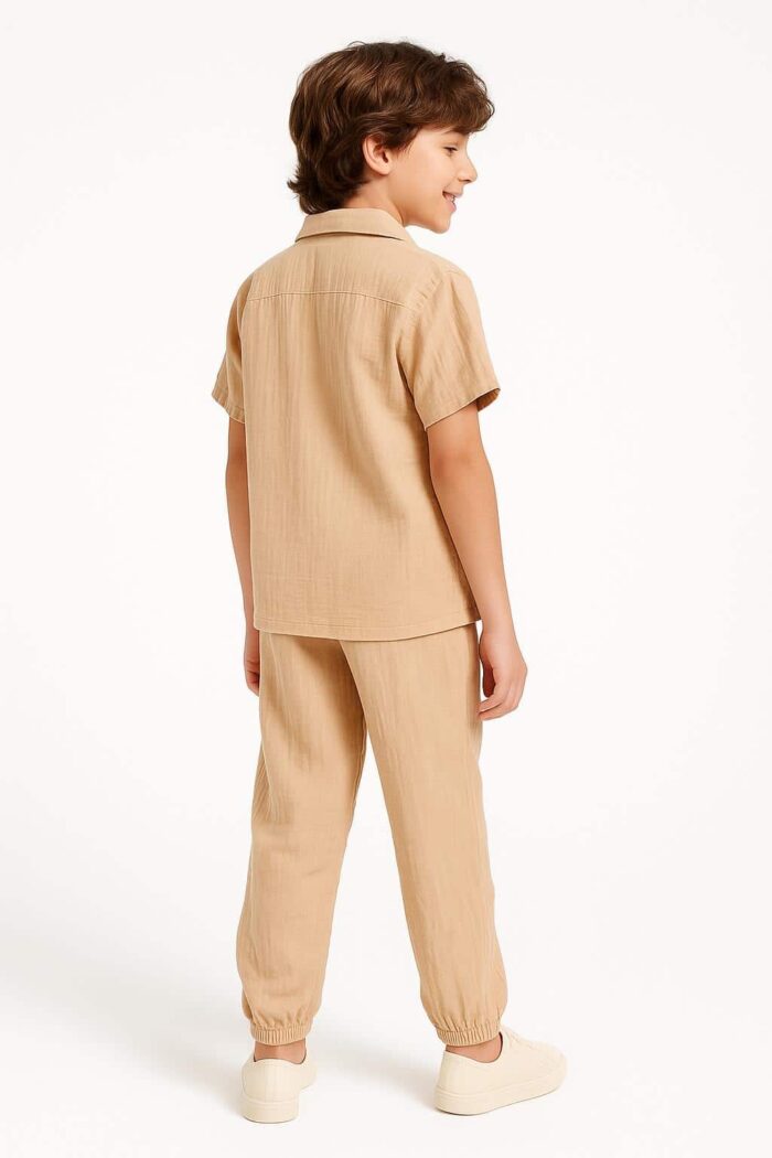 Beiges 3-teiliges Jungen-Set – Hemd, Hose & Unterhemd – Bild 3