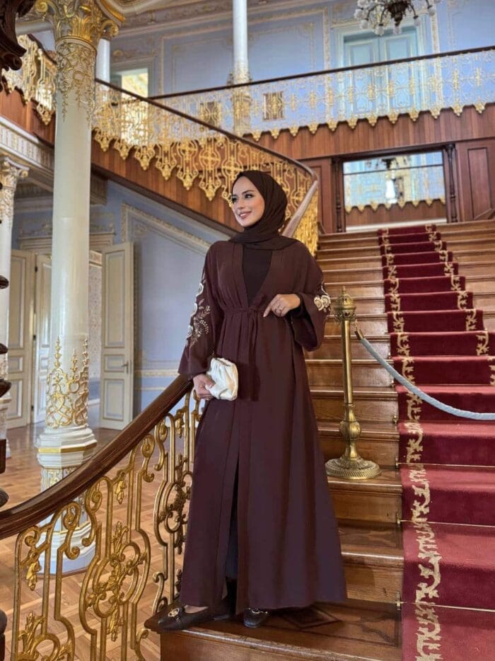 Elegante braune Abaya mit goldener Stickerei – weite Ärmel & Taillengürtel | Festliches Design – Bild 2