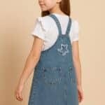 Mädchen Jeanskleid mit Stern-Applikationen – Trägerkleid aus Denim – Bild 2