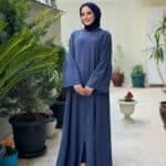 Schlichte Jeansblaue Abaya mit Faltenärmeln und Kapuze – Bild 4