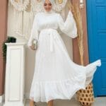 Elegantes weißes Plisseekleid mit Gürtel – Festlich & Modern – Bild 2