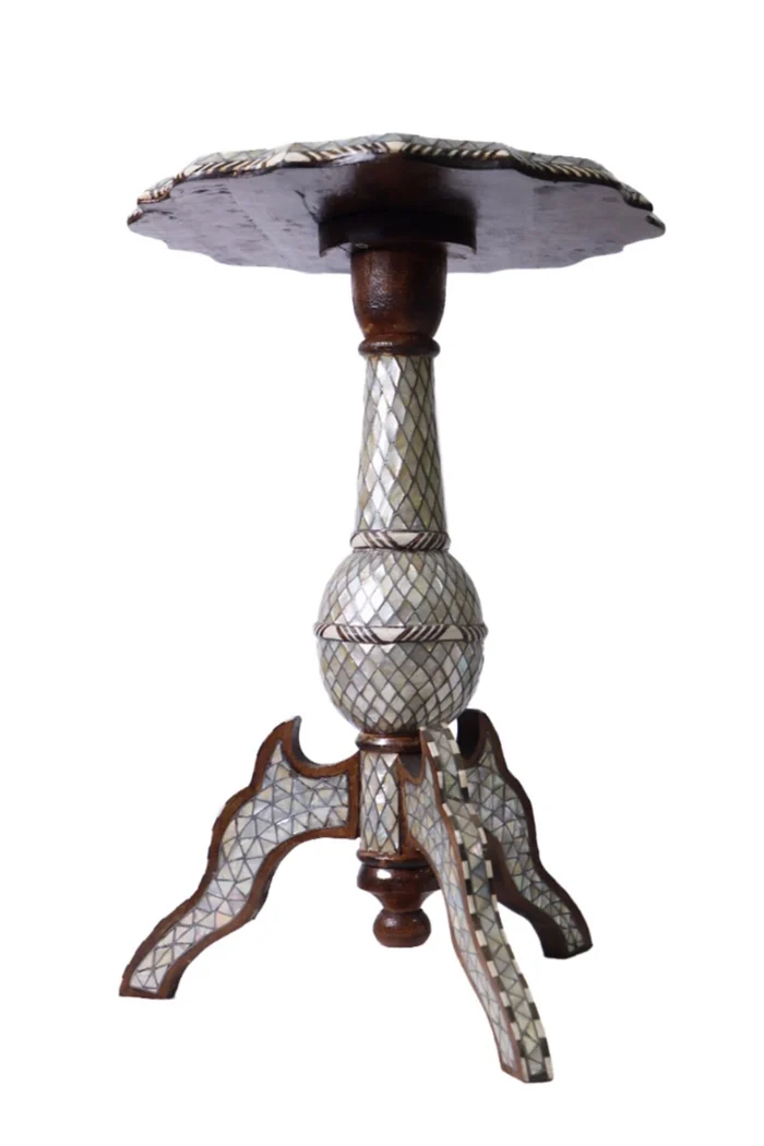 Handgefertigter Teetisch mit Perlmutt-Inlay & floraler Kante – Bild 2