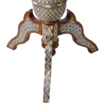 Handgefertigter Teetisch mit Perlmutt-Inlay & floraler Kante – Bild 3
