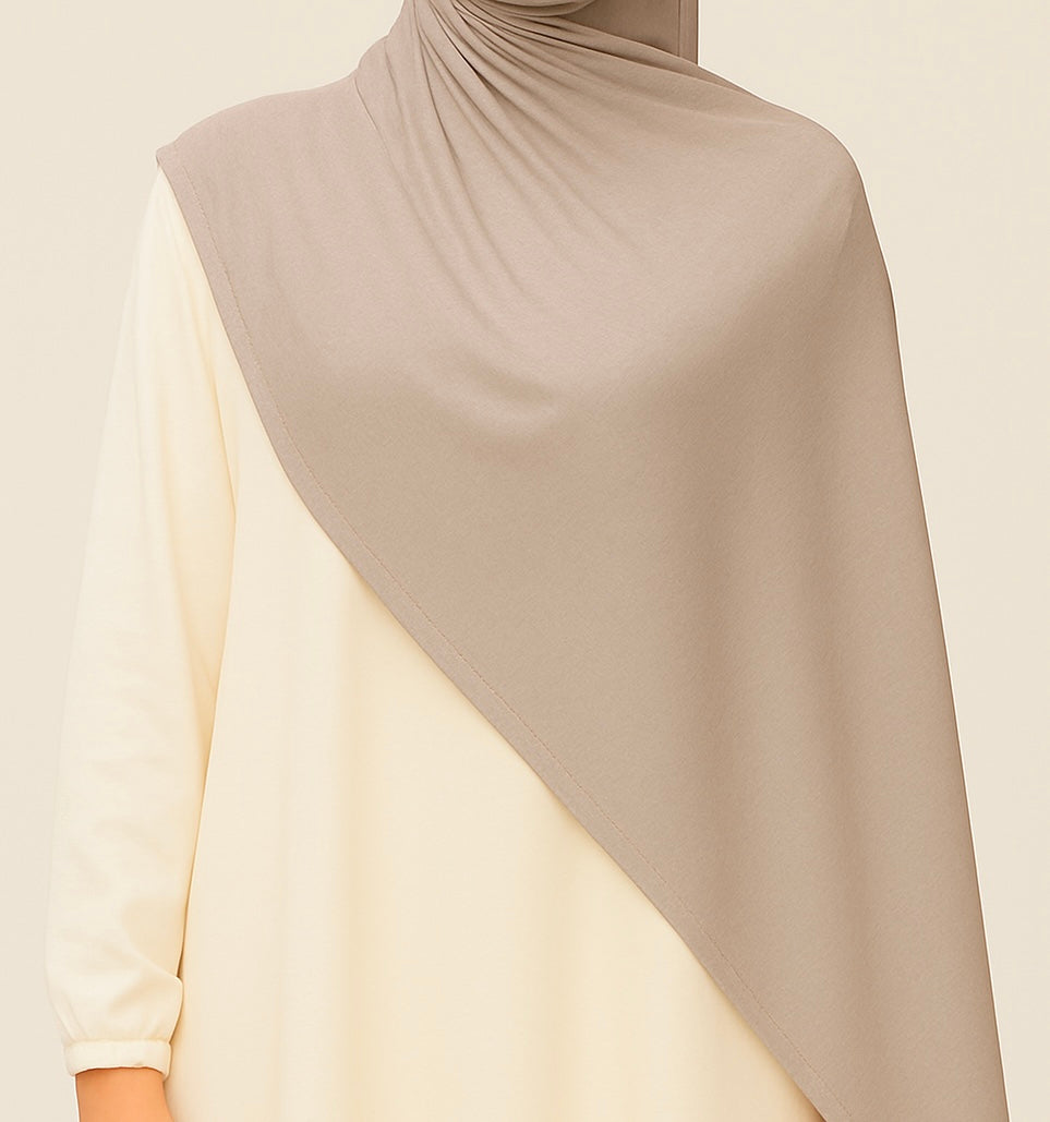57154A2A-4E2B-4968-B717-33C9D899AE59-1.jpg Baumwoll Hijab Hellbeige - Weiches Kopftuch – Bild 1