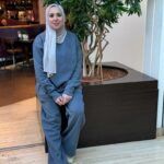 Grauer Zweiteiler Damen Model 1 - Sportliches Set – Bild 3